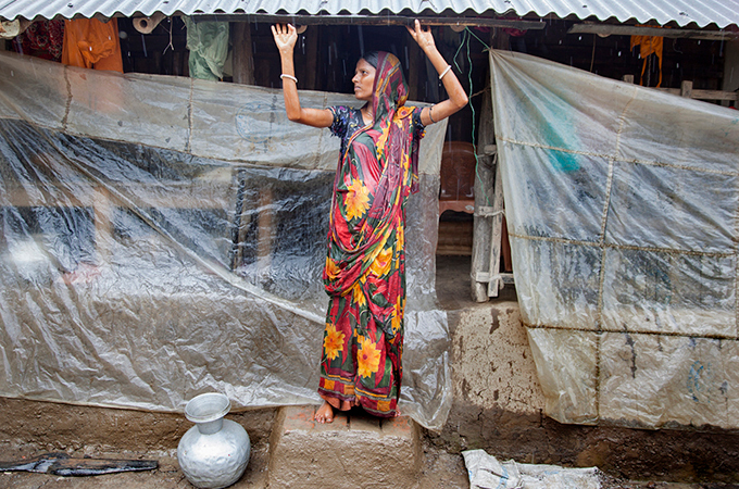 2016 Aout Bangladesh Recupration-eau-pluie-femme-bches 680X450