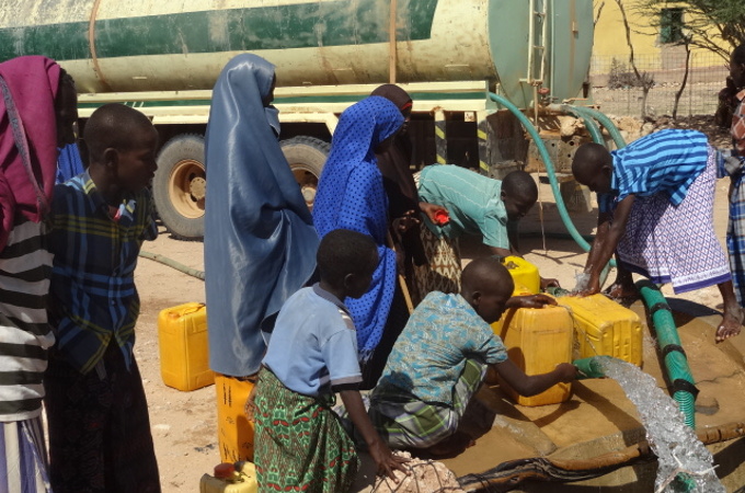 2015 Somalie Programme-ERF1356 queue puit distribution eau 2 680X450