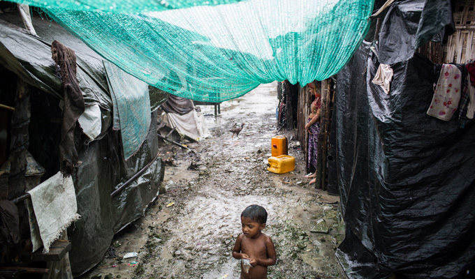enfant abri cyclone myanmar