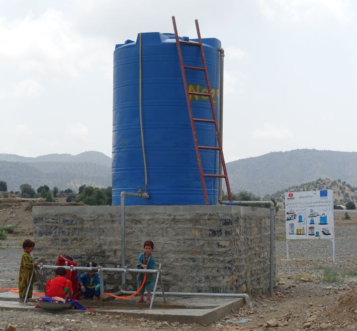 reservoir eau khost afghanistan enfants
