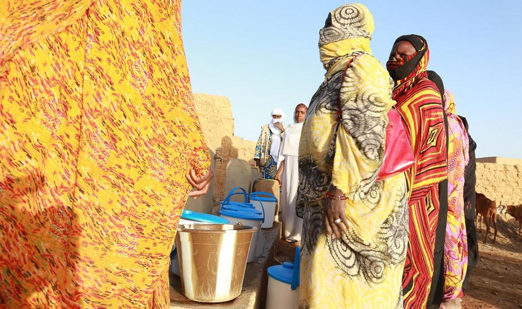 femme eau Mali