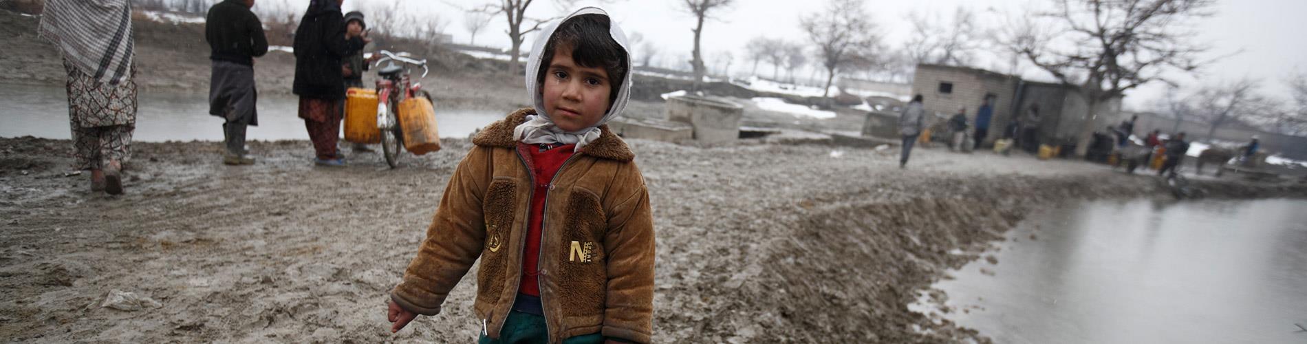 enfant boue bidon Afghanistan