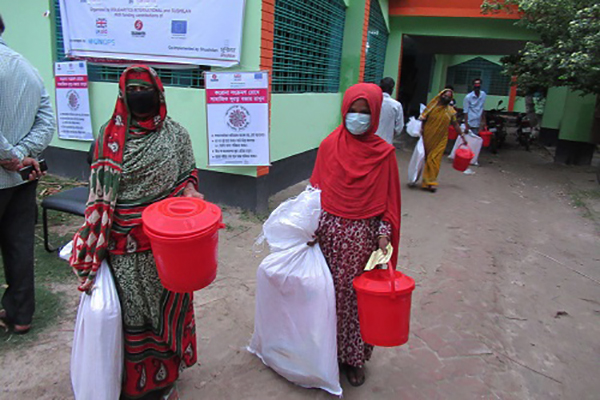 Distribution-kits-traitement-eau-cyclone-Amphan-Bangladesh